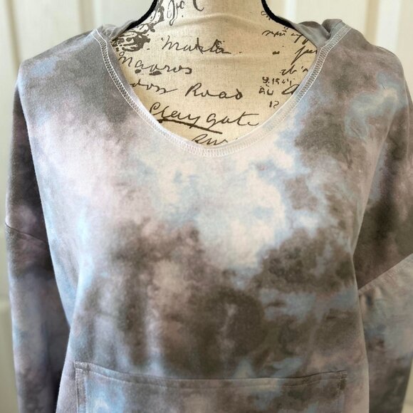 Women's Lightweight Cropped Pullover Scoop Neck Hoodie with Front Mock Pouch - Picture 3 of 10